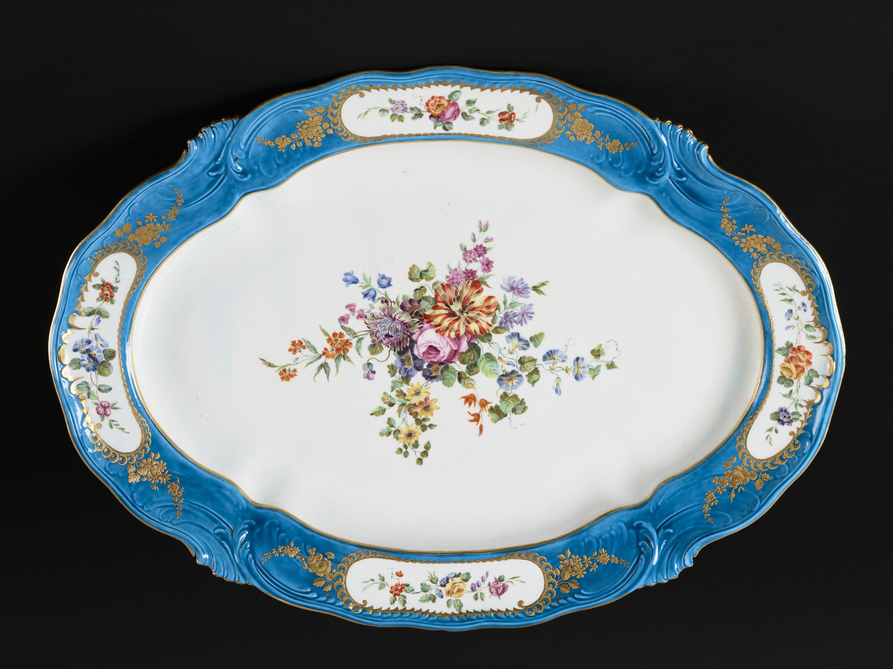 Grand plat ovale en porcelaine tendre de Vincennes du service "bleu céleste" du roi Louis XV