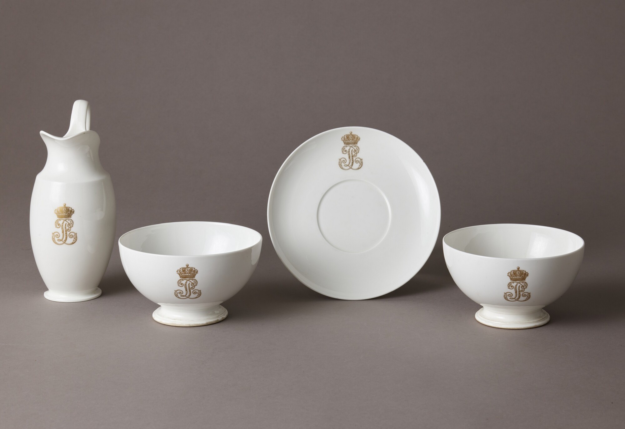 Service officiers Louis Philippe en porcelaine de Sèvres