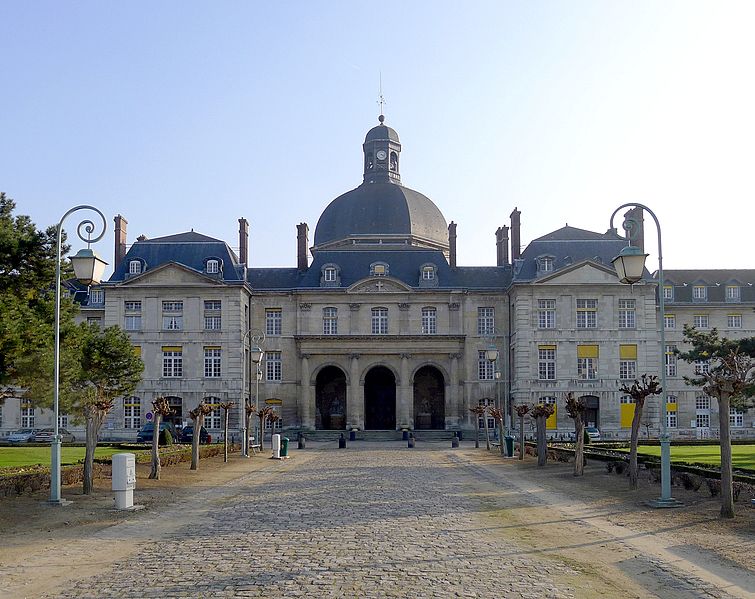 La Salpêtrière : la chapelle Saint-Louis et les extérieurs de l'hôpital de la Salpêtrière