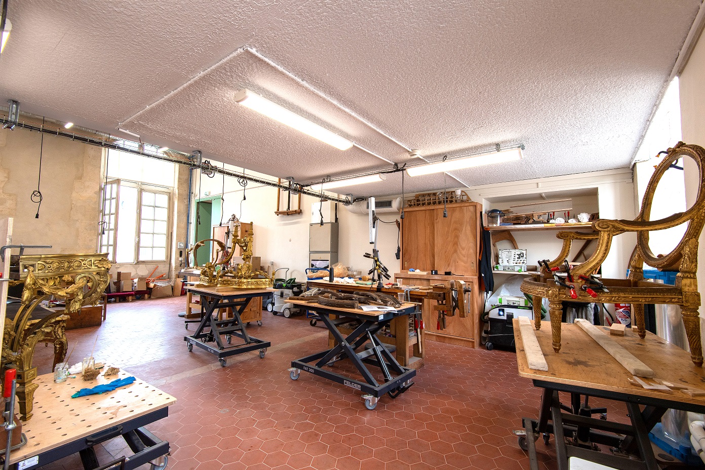Les ateliers de restauration du château de Versailles (dorure, ébénisterie, tapisserie))