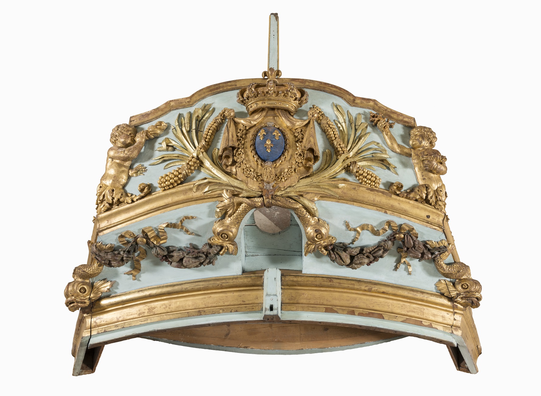 Accrochage du canot de Marie-Antoinette dans la Galerie des Carrosses avec Hélène Delalex